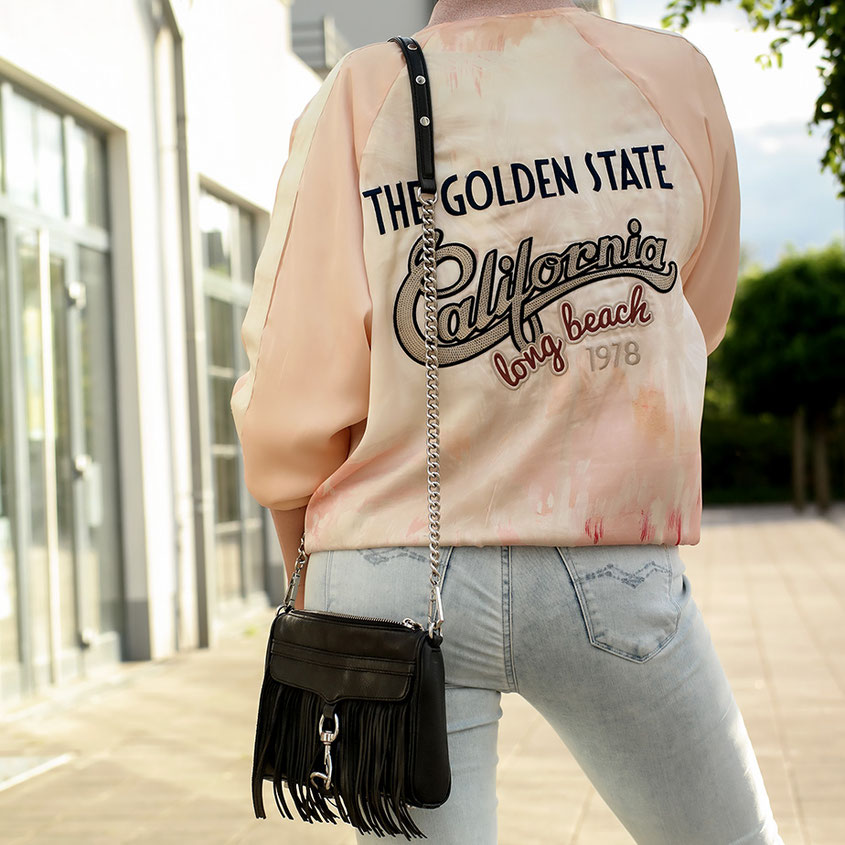 Pastellfarben sind gerade im Sommer ein Thema, dass wir unheimlich lieben! Deshalb habe ich heute ein Outfit für Euch, das mit der pastellfarbenen Bomberjacke & den coolen Platform Sneakern wie geschaffen für das Motto Pastell Liebe ist! | Fransentasche von Rebecca Minkoff | hot-port.de | Style & Fashion Blog für Frauen über 30