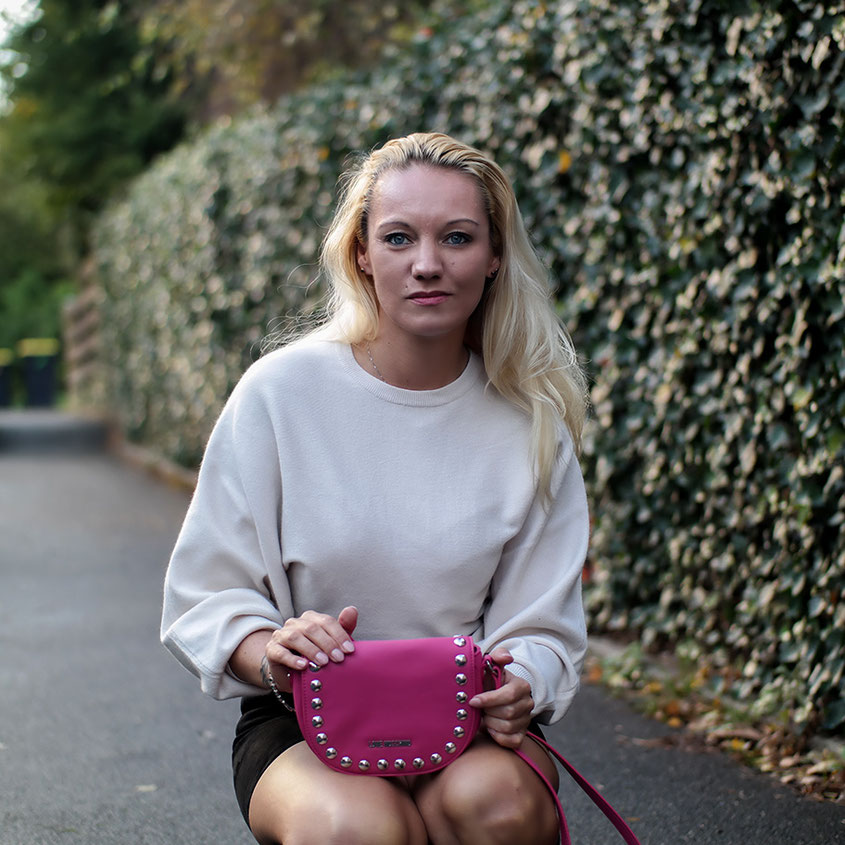 Outfit Vero Moda Kuschelpulli mit Schößchen, Wildlederrock & Wildleder Stiefeln von Zara plus Moschino Umhängetasche | hot-port.de | 30+ Style Blog