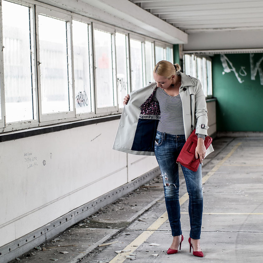 Auch von innen kann sich der Trenchcoat sehen lassen Ein immens hoher Coolness Faktor ist Dir mit dem Trenchcoat The Belle Trench von Superdry garantiert | Der Outfit Trend in Herbst & Winter | hot-port.de | 30+ Fashion & Style Blog