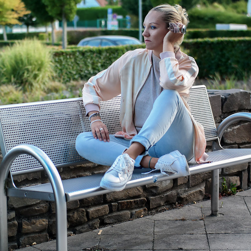 Pastellfarben sind gerade im Sommer ein Thema, dass wir unheimlich lieben! Deshalb habe ich heute ein Outfit für Euch, das mit der pastellfarbenen Bomberjacke & den coolen Platform Sneakern wie geschaffen für das Motto Pastell Liebe ist! | hot-port.de | Style & Fashion Blog für Frauen über 30