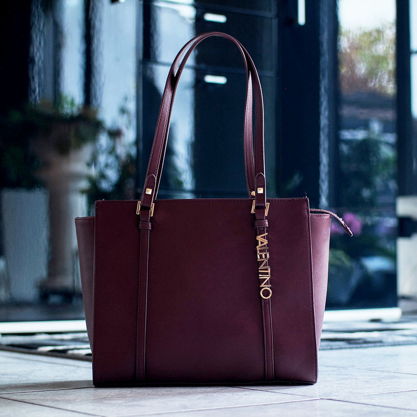 Bordeaux plus Rot – die wohl schönste Farbkombi für den Herbst - zumindest für mich. Alle Jahre wieder fröne ich in der dunklen Jahreszeit diesem irisierenden Farbton. Tasche von Valentino in Bordeaux | Hot Port Life & Style | 30+ Style Blog