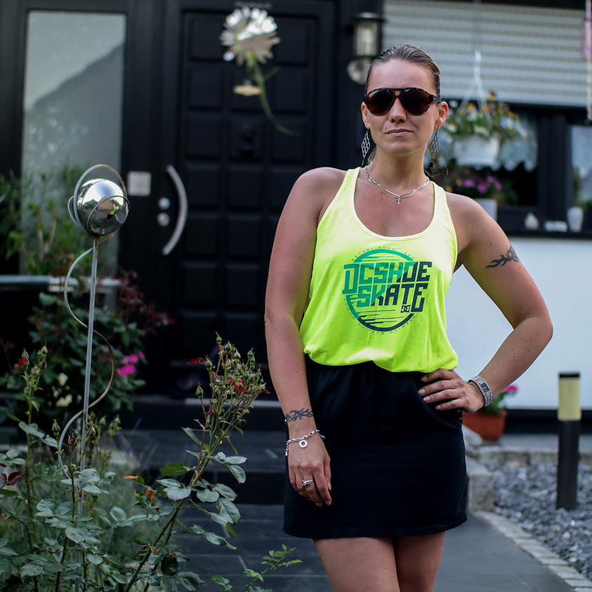 Sommer Look mit Minirock von River Island und Neon Tank Top von DC Shoes | hot-port.de | 30+ Style Blog