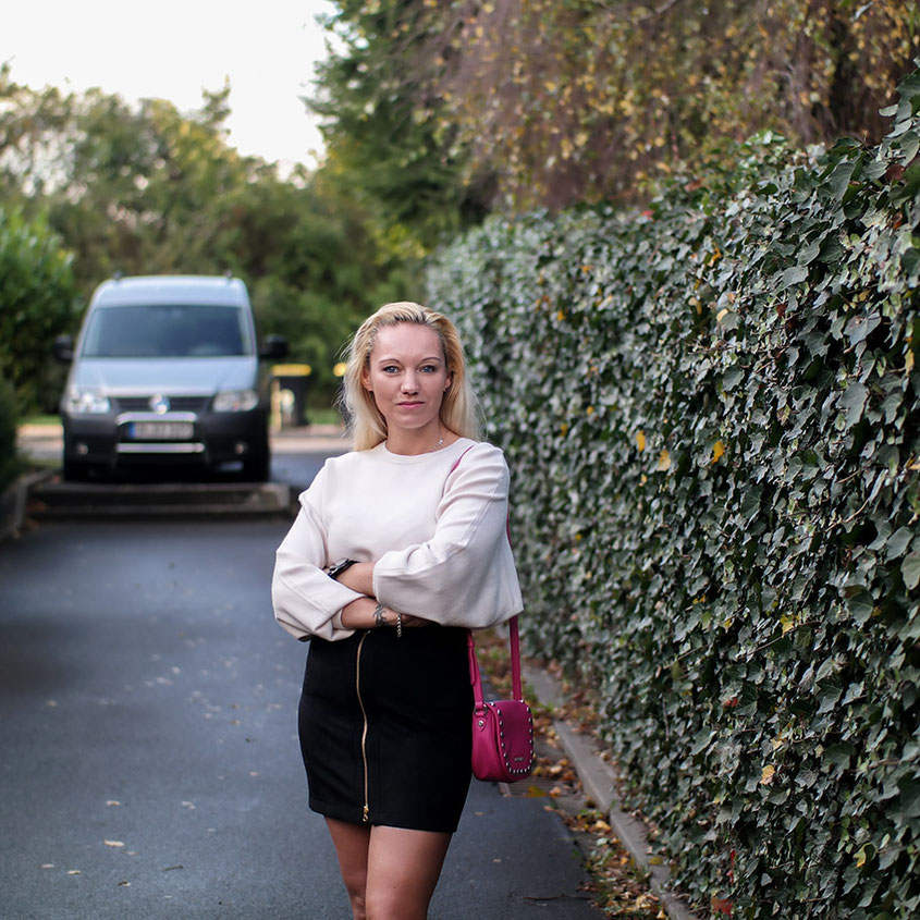 Outfit Vero Moda Kuschelpulli mit Schößchen, Wildlederrock & Wildleder Stiefeln von Zara plus Moschino Umhängetasche | hot-port.de | 30+ Style Blog