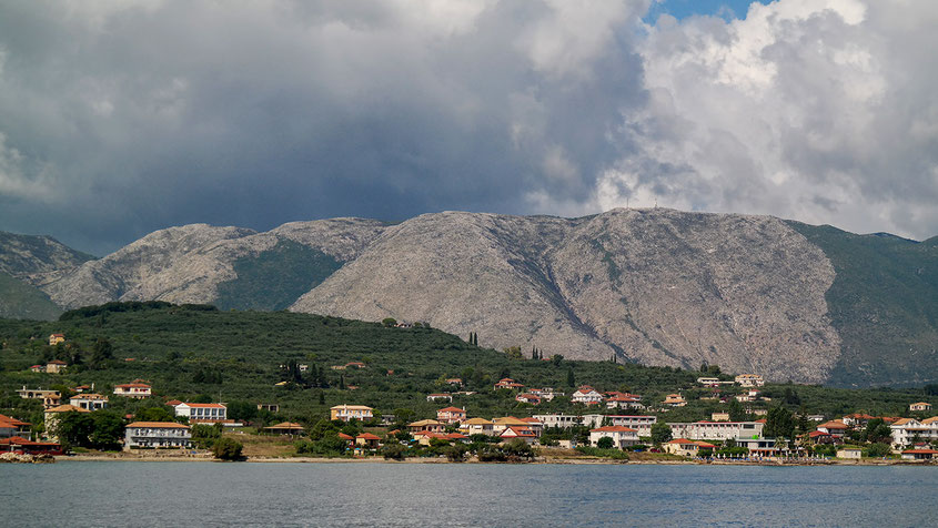 Zakynthos ist eine hübsche, kleine Insel mitten im Ionischen Meer. Die Hafenstadt Zakynthos (Zante Town), die sich rund um den am Wasser gelegenen Solomos-Platz erstreckt, ist die Hauptstadt und das wichtigste Handelszentrum der Insel. Trotzdem birgt auch dieser HotSpot ein paar Geheimnisse | Beautiful Greece | Hot Port Life & Style | 30+ Lifestyle Blog