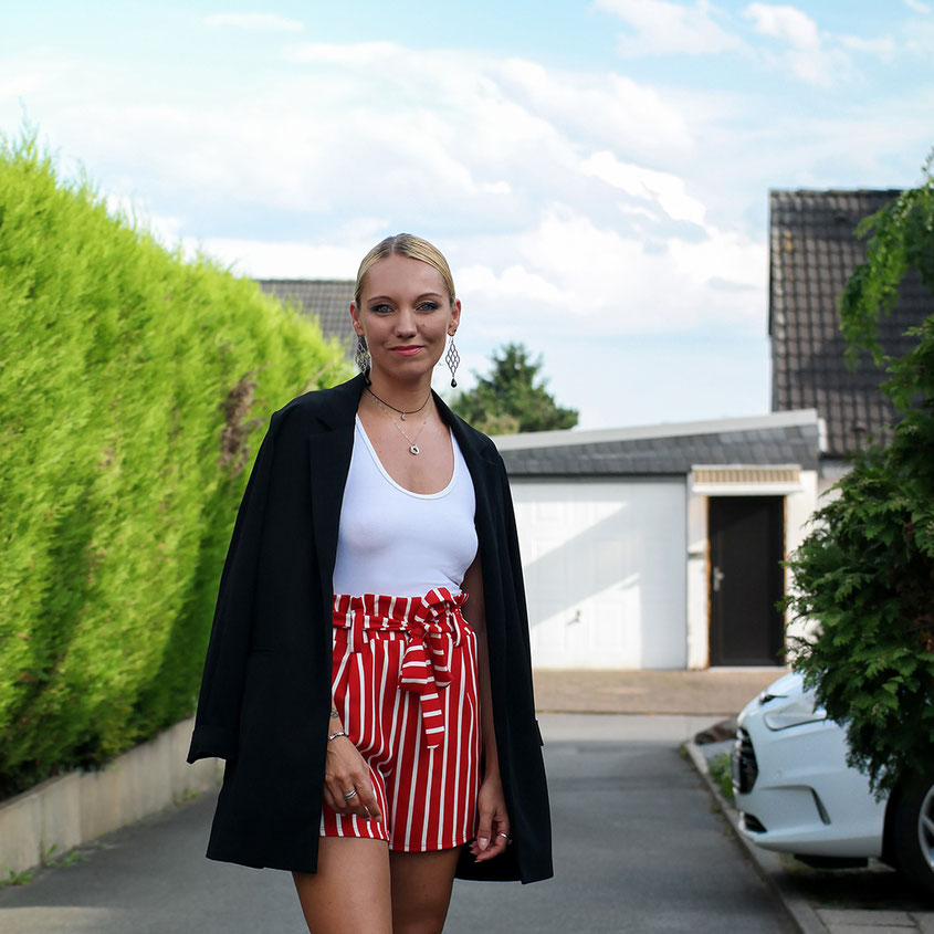 Style Trend Paperbag Shorts | Rot gestreift und mit Longblazer von Hallhuber kombiniert | hot-port.de | Style & Fashion Blog