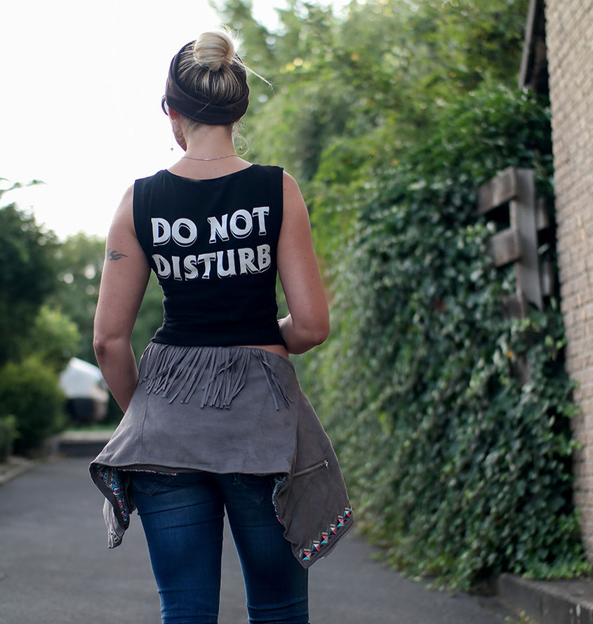 Like a Rebel | Maze Velourlederjacke mit Fransen | Fransenjacke & Crop Top Do Not Disturb | hot-port.de | Lifestyle Blog