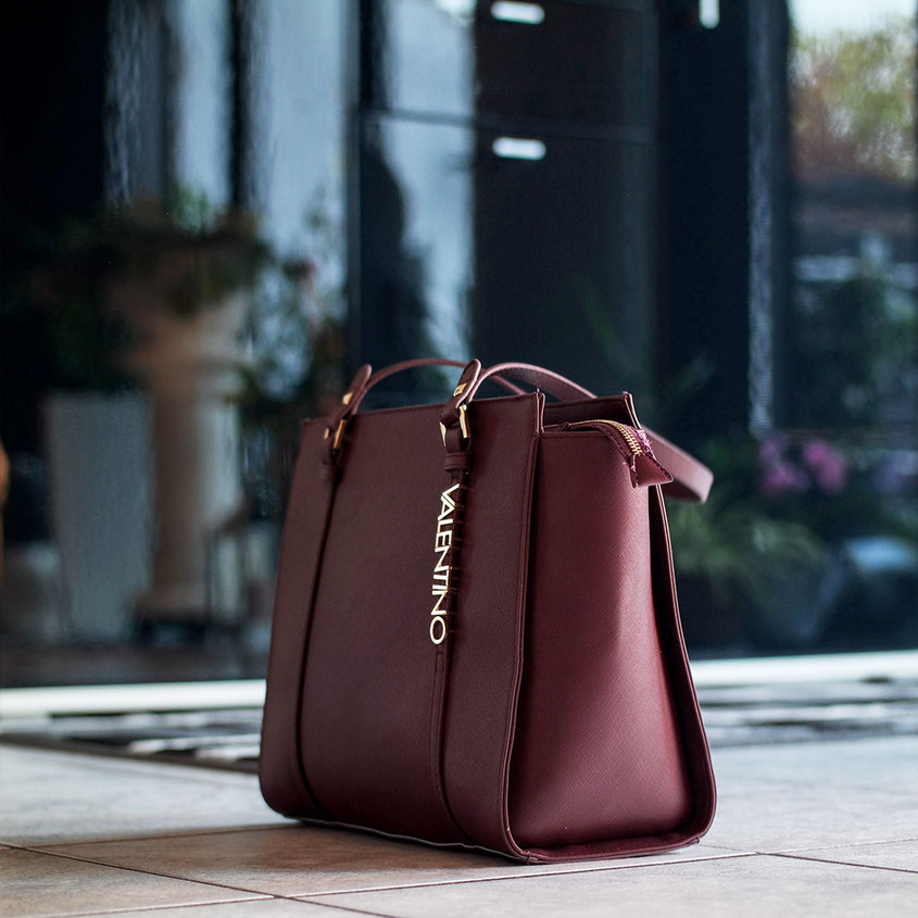 Bordeaux plus Rot – die wohl schönste Farbkombi für den Herbst - zumindest für mich. Alle Jahre wieder fröne ich in der dunklen Jahreszeit diesem irisierenden Farbton. Tasche von Valentino in Bordeaux | Hot Port Life & Style | 30+ Style Blog