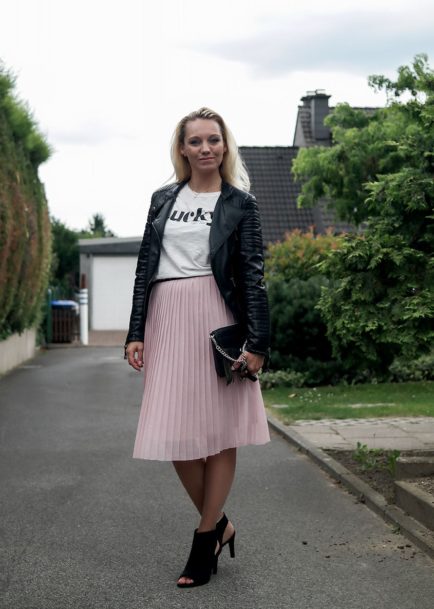 Outfit | Faltenrockvon Glamorous mit Lucky Shirt von Tommy Hilfiger | Plated Skirt with Lucky Shirt | hot-port.de | 30+ Fashion & Style Blog