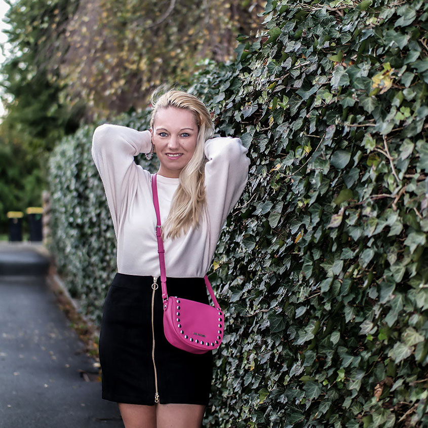 Outfit Vero Moda Kuschelpulli mit Schößchen, Wildlederrock & Wildleder Stiefeln von Zara | hot-port.de | 30+ Style Blog