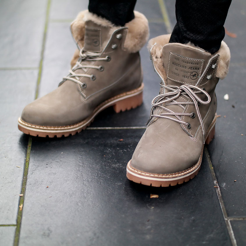 Derb & cool zugleich: Mustang Schnür Boots Outfit | Winter Style | Worst Behavior WRSTBHVR Shearling Jacket X Mustang Schnür Boots | Ready for Snow | Hot Port Life & Style | 30+ Style Blog