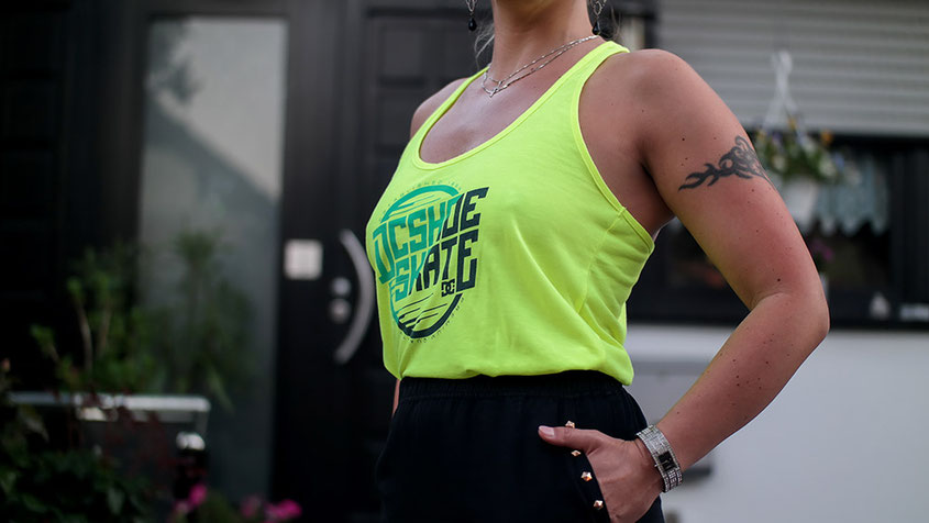 Sommer Look mit Minirock von River Island und Neon Tank Top von DC Shoes | hot-port.de | 30+ Style Blog