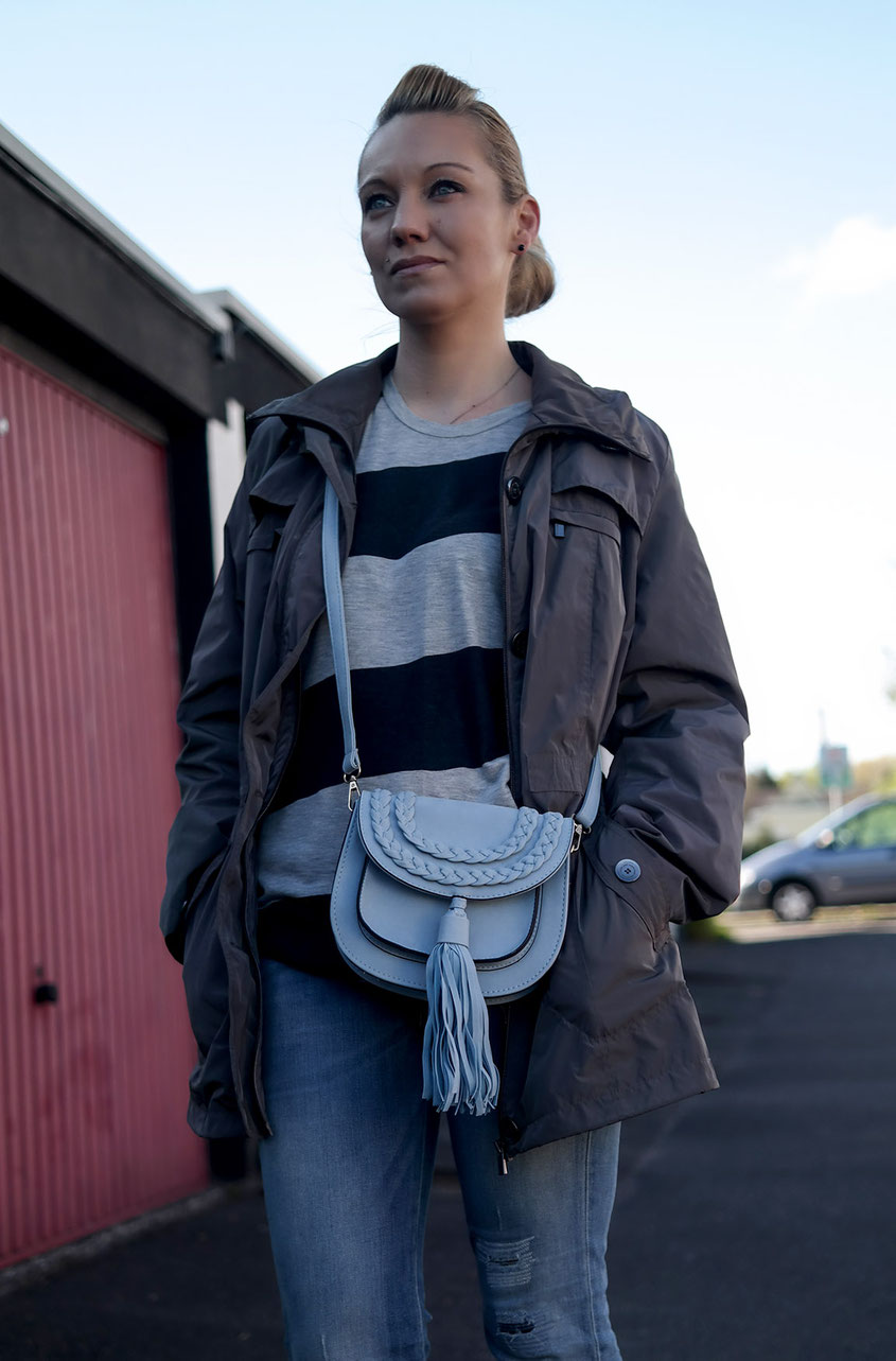 Outfit | Lieblingsparka in Grau zum Blockstreifen Shirt nebst hellblauer Quasten Tasche | hot-port.de | Ü30 Fashion Blog