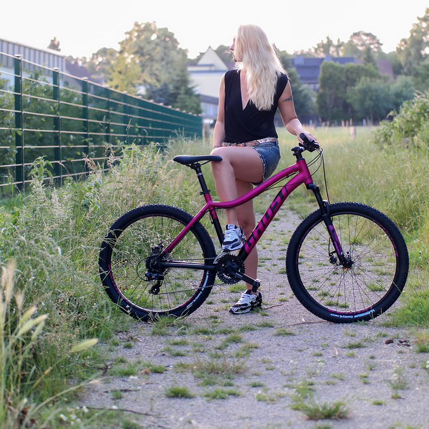 © Hot Port Life & Style Ghost Lanao 1.6 AL Hardtail in Berry Pop | Mit diesem Mountainbike macht das Radeln auch Bloggerinnen Spaß | hot-port.de | Lifestyle Blog