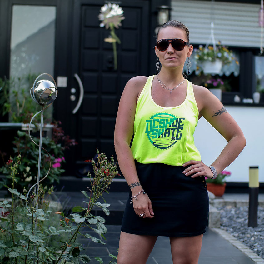 Sommer Look mit Minirock von River Island und Neon Tank Top von DC Shoes | hot-port.de | 30+ Lifestyle Blog