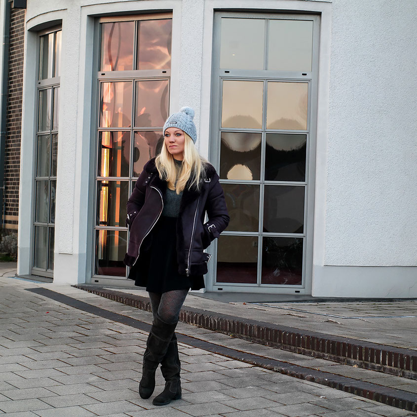 Winter in Deutschland | Zwar nicht unbedingt schneeweiß, dafür aber knackekalt | Jetzt helfen nur eine dicke Shearling Jacke von Warehouse, Overknees & meine coole Eisbär Bommelmütze | hot-port.de | Ein Mode & Lifestyle Blog für Frauen über 30
