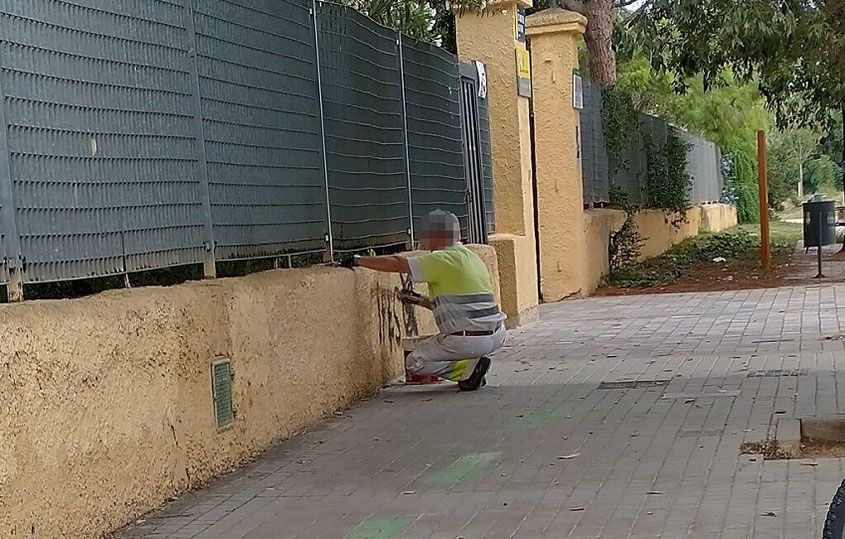 Las pintadas en edificios,  monumentos y parques  es algo muy habitual, especialmente los vándalos se 'ensañan' con los parques y jardines. Después tienen que ir los trabajadores del Ayuntamiento de València a limpiar.