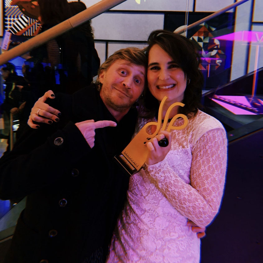 Benjamin Kramme und Jennifer Sabel beim Deutschen Schauspielpreis - Deutscher Schauspielpreis BESTE DRAMATISCHE HAUPTROLLE für Jennifer Sabel (© Carmen Ipek)