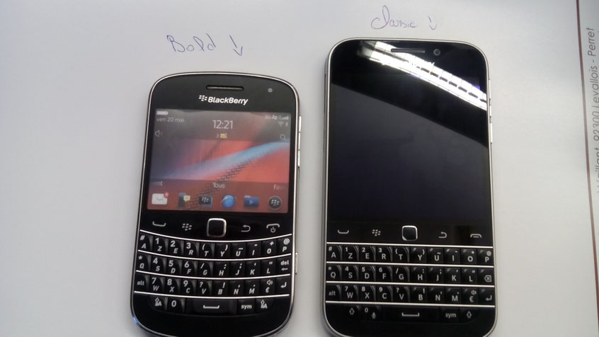 A gauche un blackbery bold à droite le Nouveu BLackberry Classic, on dirait un portrait de famille avec le grand frêre vous trouvez pas?!