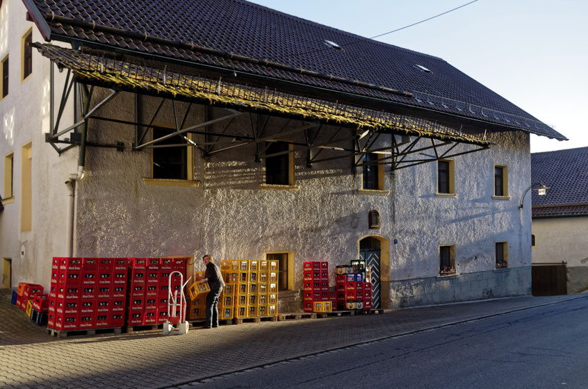 Gewachsene Tradition wird deutlich, wenn man die Gebäude der Brauerei aus verschiedenen Epochen in Konzell besieht.