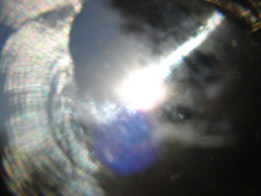 Reines, weißes Quellenlicht in höchster Vibration, das seine ganze Farbenvielfalt spiralförmig auf die Erde hinausströmen lässt (Aufnahme am Himmel)