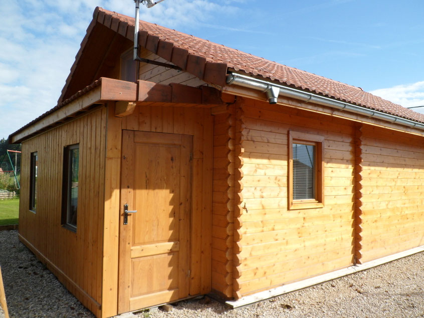 extension à l'arrière du chalet pour ranger vélos, valises, skis, luges, bains de soleil...