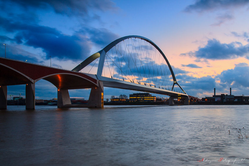 Blauwe uur, De Oversteek, brug, Bridges, Nijmegen, Gelderland, Nederland