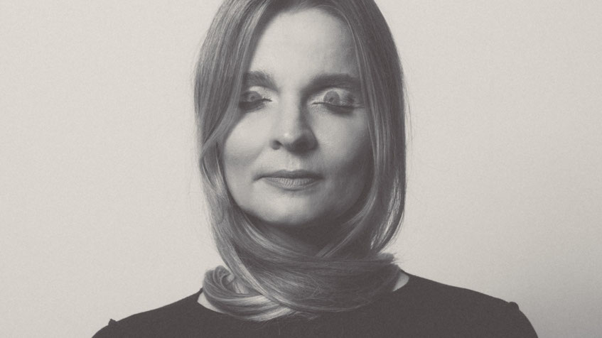 Hildur Guðnadóttir. Bild von Camille Blake  / Deutsche Grammophon. 