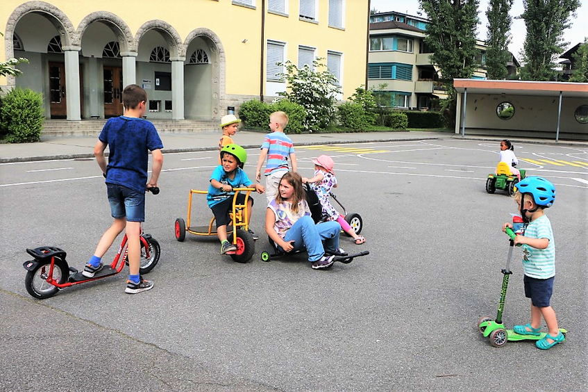 Kinder in der Freizeit auf dem Schulhof.