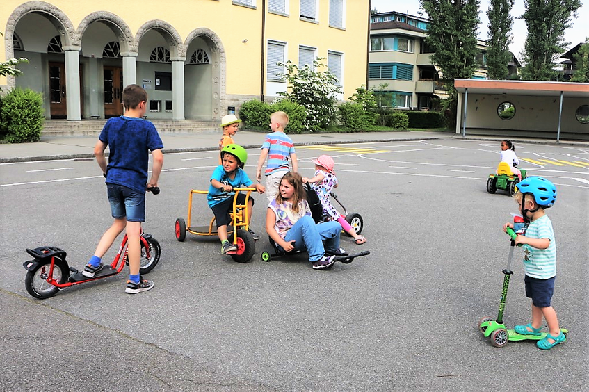 Kinder in der Freizeit auf dem Schulhof.  