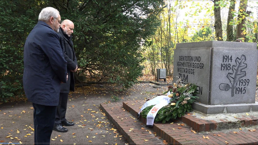 Für die Stadt legten Bürgervorsteher Henning Meyn und Bürgermeister Thomas Beckmann am Denkmal für die Toten der beiden Weltkriege einen Kranz nieder