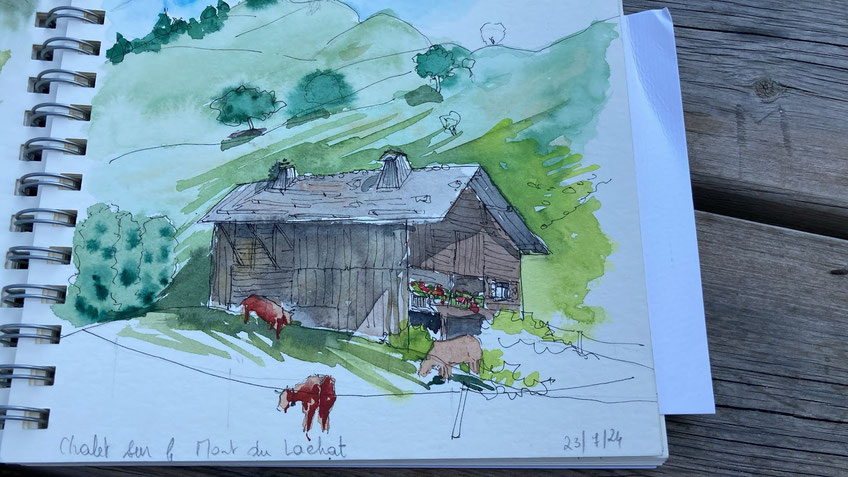 Chalet alpin Un chalet en bois, perché sur une colline verdoyante, avec des vaches et une chèvre paissant à l'avant. Le toit usé contraste avec le paysage montagneux doux en arrière-plan. La date "23/07/24" est notée, évoquant un carnet de voyage