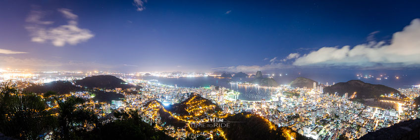 Brasilien - Weltreise - Motorrad - Worldtrip - Motorcycle - Rio de Janeiro - Blick von einem Aussichtspunkt nähe der Christus Statue auf Rio und den Zuckerhut bei Nacht. Wenige Städte liegen landschaftlich so beeindruckend.