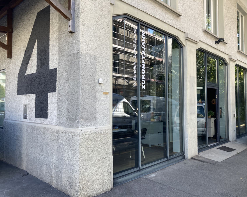 Das Zukunftsjahr ist 4min. zu Fuss vom Bahnhof Wetzikon entfernt. Parkieren ist hier vor dem Fenster möglich.