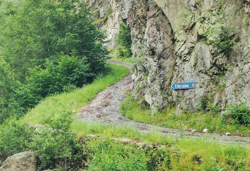 Im Internet als Hauptverkehrsroute eingezeichnet . Route 66a zwischen Baile Herculane und Petrosani. (67D erst weiter südlich!)