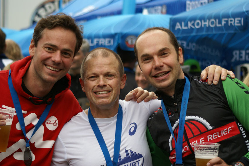 Das Team FeWoBe glücklich und zufrieden nach einem überragenden 8. Platz im Staffelwettbewerb des ITU World Triathlon Hamburg 2015.