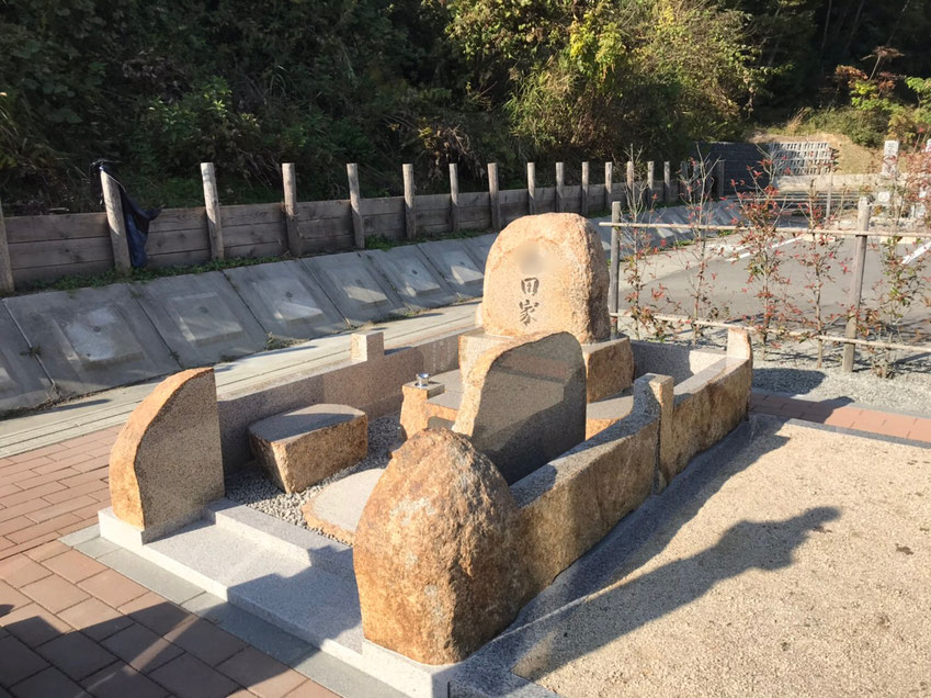 世界に一つの万成石の自然石墓 - 岡山産万成石(まんなりいし)採掘元(有)武田石材