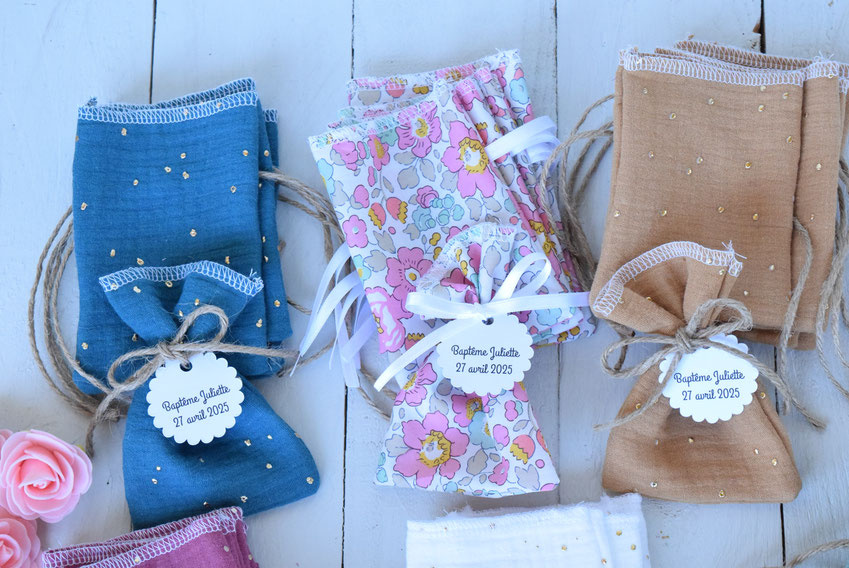 Pochons dragées personnalisés étiquettes au choix imprimé - sachet double gaze pois doré communion baptême