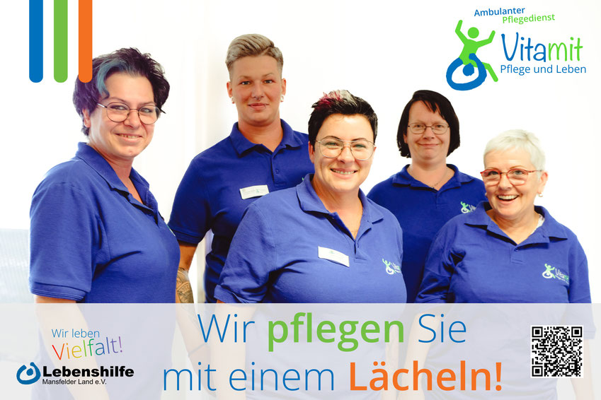 5 Mitarbeiterinnen des Pflegedienstes "Vitamin" in blauer Dienstkleidung lächeln und lachen in die Kamera - Das Motto des Pflegedienstes ist "Pflege mit einem Lächeln"