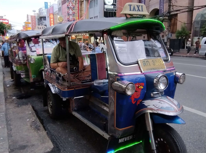Met de Tuktuk door de straten van Bangkok