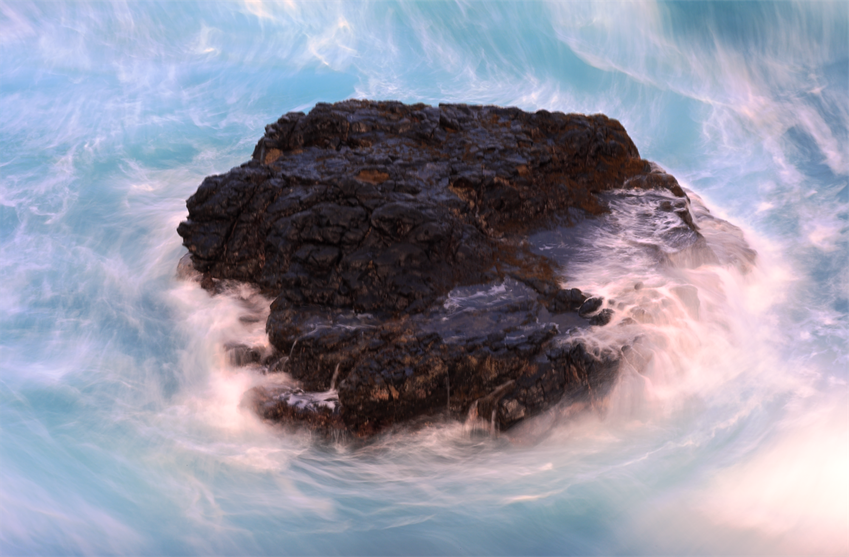 L'océan et les vagues sur le rocher