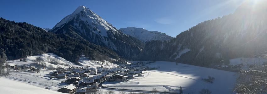 Winter in Schoppernau, ein Ausblick direkt vor der Haustür - der das Herz höher schlagen lässt. Der Bregenzerwald ein besonderer Ort, wie das Haus Erns