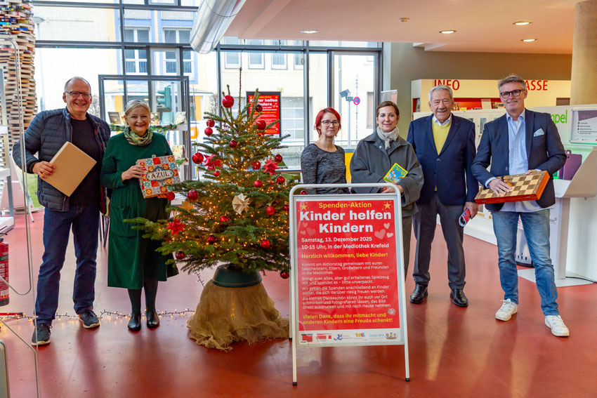 Peter Lengwenings und Brigitte Schäfers/Freunde & Förderer der Mediothek Krefeld e.V., Dr. Lisa Beutelspacher/Mediothek, Tanja Kirsch-Boy/Schlaue Löffel, Dr. Robert Schäfer/Kengerdruum Krieewel, Jochen Rausch/Bürgerstiftung Krefeld.