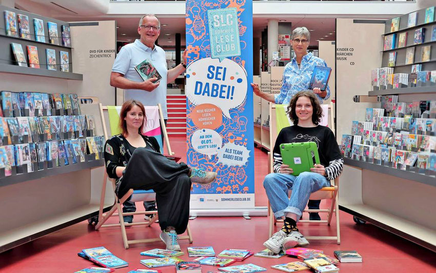 Peter Lengwennings, Lisa Beutelspacher (Leiterin Kinderbücherei), Sigrid Augustin und Saskia Schumann (Sommerleseclub Team).