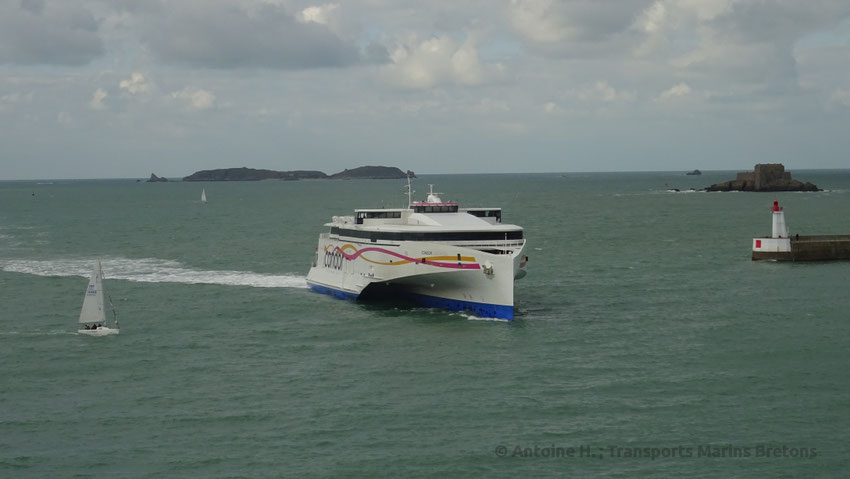 HSC Condor Liberation making a U-Turn before entering St-Malo's harbour.
