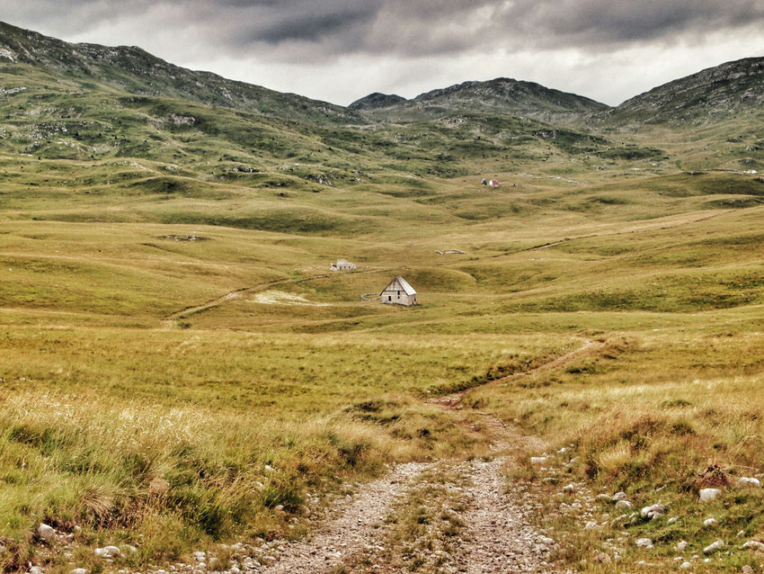 Einzelne Höfe, und manchmal auch deren Überreste, liegen in der fantastischen Landschaft weit verstreut.