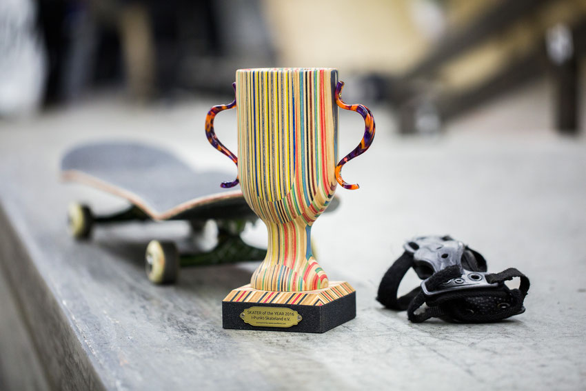 Skateboardpokal Skateboard Upcycling Skateboardupcycling Cellulose-Acetat Acetat Cellulose Acetate Skateboardpokal Pokale Trphäen Skateboarddtrophäen Skateboard Upcycling 