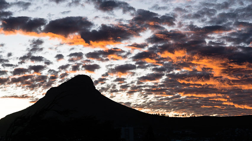 Lions Head in Kapstadt nach Sonnenuntergang mit Wolken