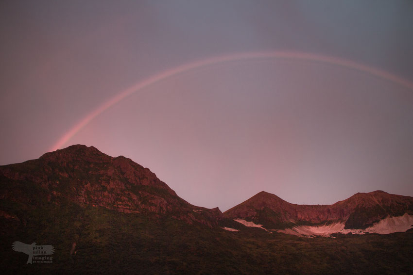 Regenbogen bei Sonnenaufgang in Alaska