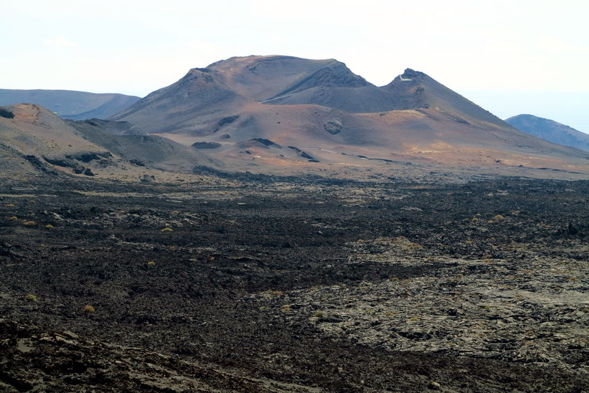 Durch die Ausbrüche zwischen 1730 und 1736 entstanden 32 Vulkankegel. Von dem 350 Meter hoch gelegenen Montaña Rajada erhält man einen Überblick über den größten Teil des Timanfaya-Nationalparks.