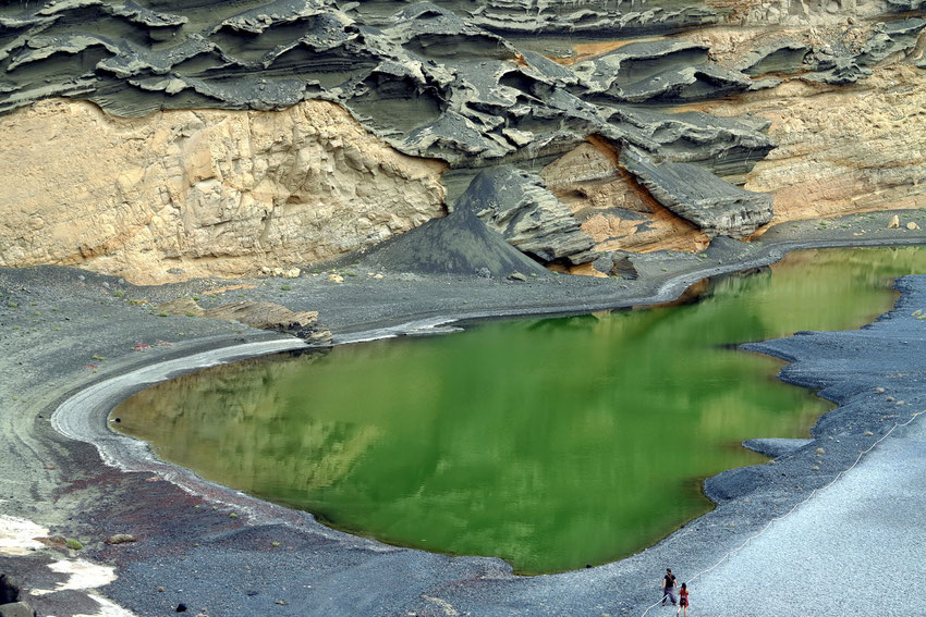 Die grüne Farbe verdankt der See den im Wasser lebenden Algen.